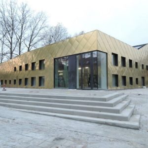 le bâtiment en béton est recouvert d'une façade rideau en bois d'une épaisseur de 30 cm afin d'atteindre les standards passifs
